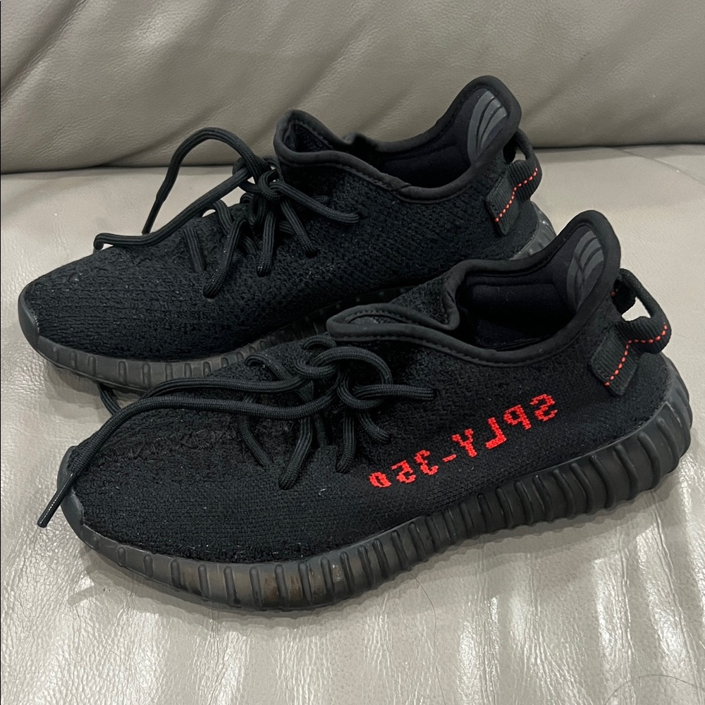 adidas Yeezy Boost 350 V2
Black Red